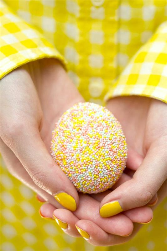 Pâques peinture oeufs fil coloré pâte fraîche bâtons jaune