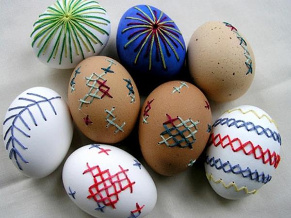Oeuf de Pâques peinture croix motif fil coloré