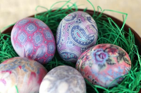 Oeuf de Pâques peinture motif de fil coloré motif cachemire