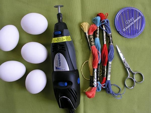 Peignez l'idée de technologie de ciseaux de fil coloré d'oeufs de Pâques