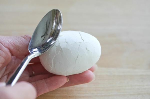 Oeufs de peinture de Pâques cuillère de coquille d'oeuf cassée colorée