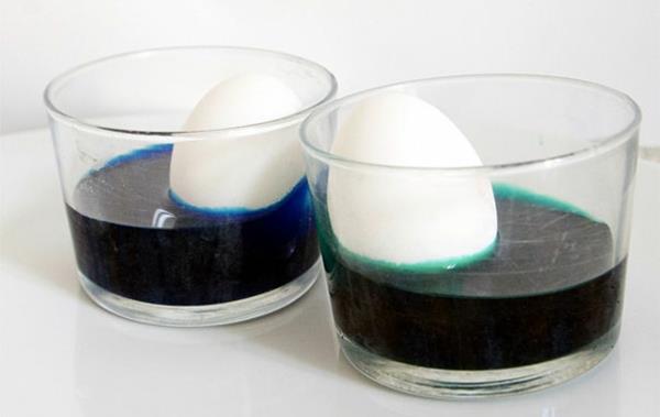 Oeufs de peinture de Pâques colorés couleurs d'eau chaude colorées