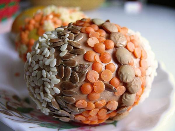 Pâques peignant des oeufs de nouilles colorées de grains d'épices