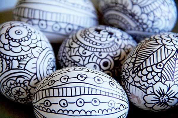 Peignez les œufs de Pâques avec du ruban adhésif fin, coloré et coloré
