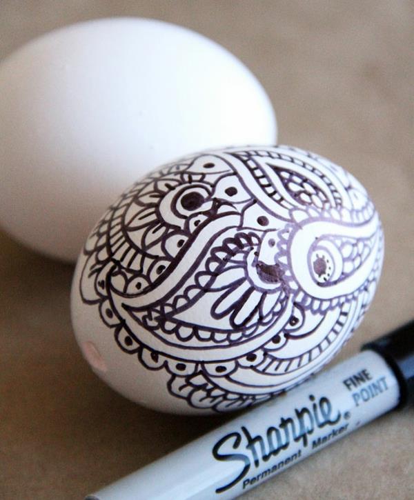 Peignez le motif de dessin noir et blanc d'oeufs de pâques