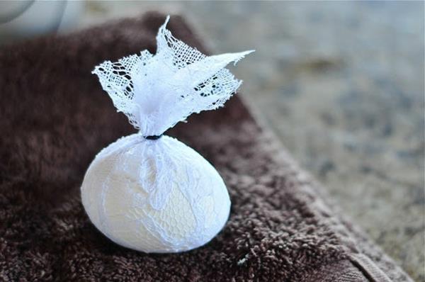 Oeufs de Pâques peignant un ruban frais blanc
