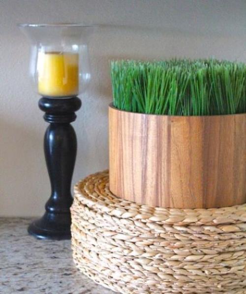 Semez vous-même de l'herbe de Pâques, porte-bougie astucieusement placé à côté, décoration accrocheuse