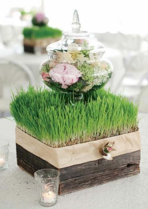 Semez votre propre herbe de Pâques dans la vieille boîte en bois. Retro Note fleurit dans un bocal en verre