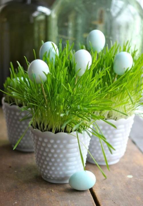 Herbe de Pâques vous-même, de beaux pots en céramique blanche sèment des œufs blancs dans l'herbe, décoration de Pâques parfaite