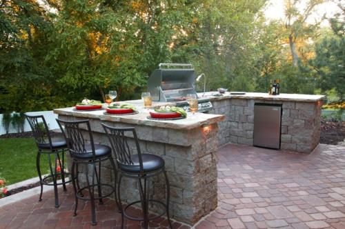 Kuchnia na zewnątrz na zewnątrz rośliny ogrodowe stołek kuchenny grill