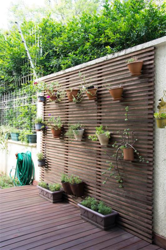 Extérieur - Tendances 2020 Mur végétal extérieur pots sur les boîtes murales en bois avec plantes vertes