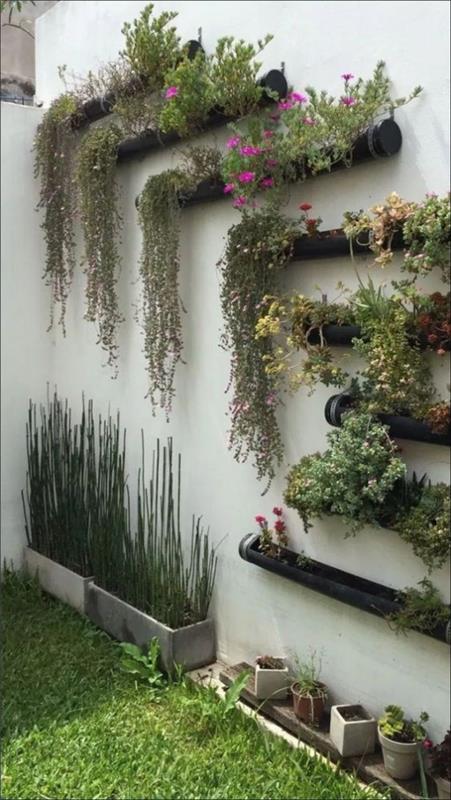 Extérieur - Tendances 2020 Un magnifique arrangement de mur végétal à l'extérieur de nombreuses boîtes avec des plantes vertes un véritable accroche-regard