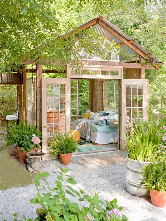 Tendances outdoor 2020 vivre dans le jardin abri de jardin aménagé en chambre