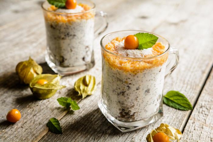 Physalis fruit exotique petit dessert aux fruits orange avec graines de chia décoré de physalis