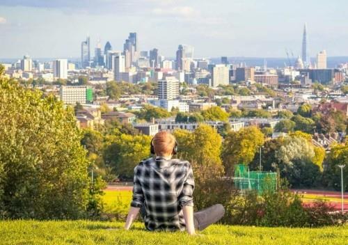 Pique-nique à Hampstead Heath London City skyline de la colline du Parlement touristique en premier plan