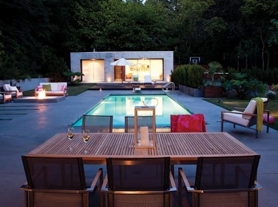 Les piscines dans le jardin ont l'air très romantiques le soir