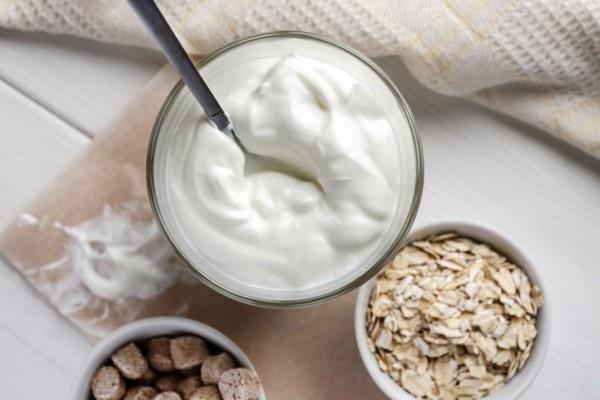 Les bactéries probiotiques du yaourt alimentaire pour une flore intestinale saine