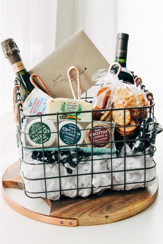 Panier cadeau Panier avec produits laitiers et vin