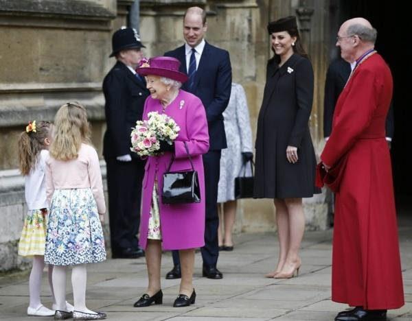 Enfants de la reine Elizabeth après la messe