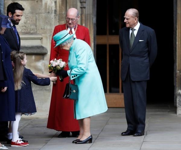 La reine Elizabeth reçoit des plantes