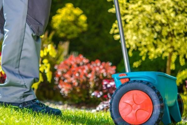 Fertiliser les pelouses - des gens qui travaillent dur