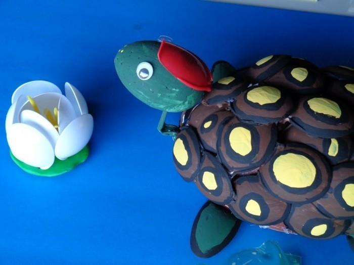 Recyclage des objets artisanaux avec des gobelets en plastique Bouteilles PET redimensionnées en tortue