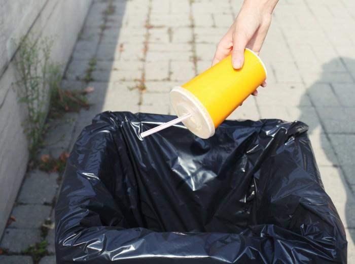 Recycler les objets artisanaux avec des gobelets en plastique ce qui arrive aux ordures