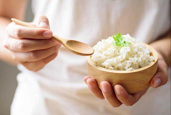 Régime de riz un seul aliment riz bouilli dans un petit bol en bois fait de feuilles de persil