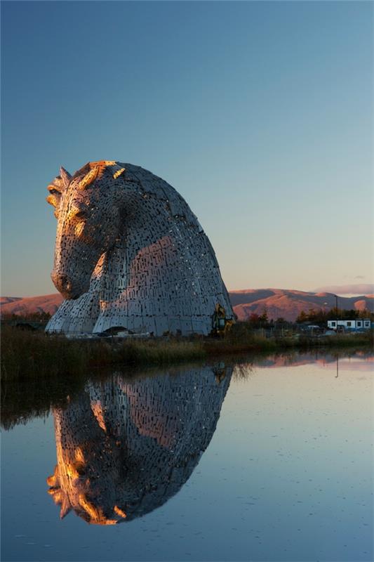 Giant Kelpies „rzeźby głowy konia w Szkocji”