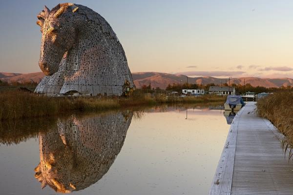 Olbrzymie Kelpies rzeźby głowy konia Szkocja
