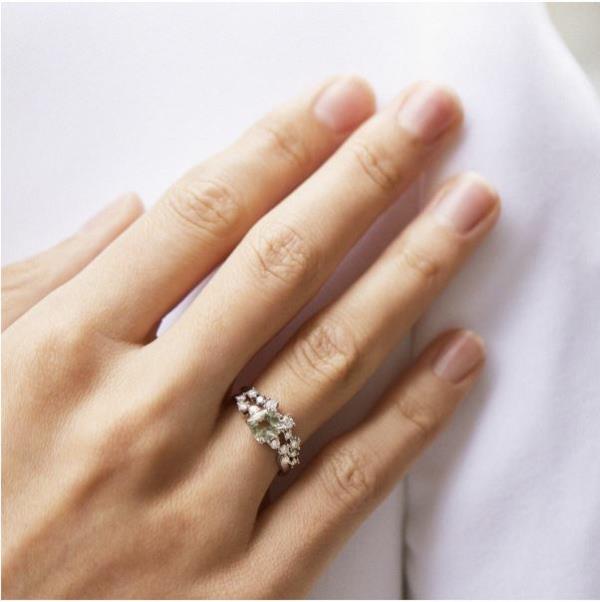 Les bagues avec des pierres précieuses colorées donnent aux fiançailles ce petit quelque chose Bague de fiançailles 2