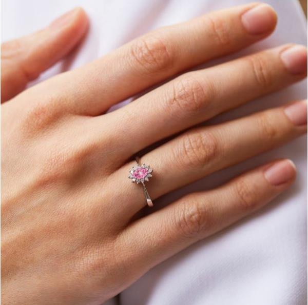 Les bagues avec des pierres précieuses colorées donnent aux fiançailles ce petit quelque chose Bague de fiançailles 4