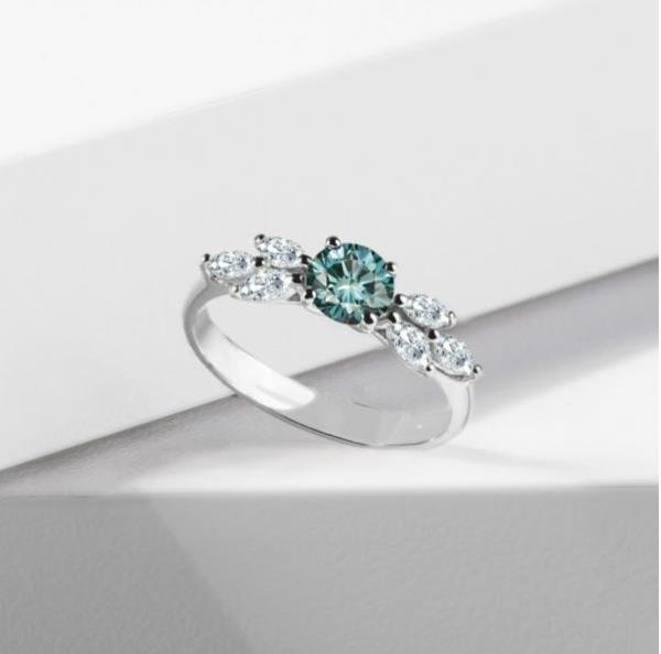 Les bagues avec des pierres précieuses colorées donnent aux fiançailles ce petit quelque chose Bague de fiançailles 5