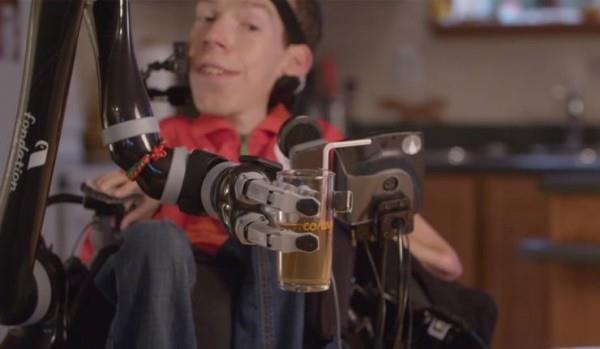 Ramię robota Jaco może pomóc osobom na wózkach inwalidzkich w codziennych zadaniach, które ułatwią codzienne zadania