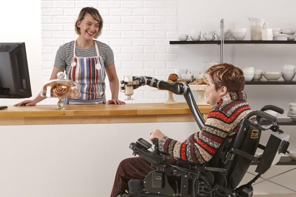 Ramię robota Jaco może pomóc użytkownikom na wózkach inwalidzkich w wykonywaniu codziennych zadań łatwiej wchodzić w interakcje z ludźmi