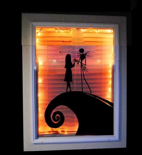 Romantyczna sylwetka pasująca do dekoracji okien na Halloween