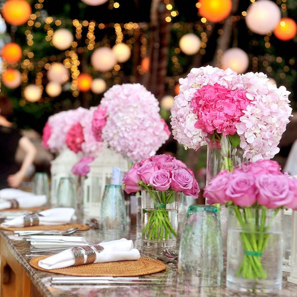 Décoration de table hortensias roses roses roses et hortensias dans des vases disposés au milieu de la table à la réception de mariage
