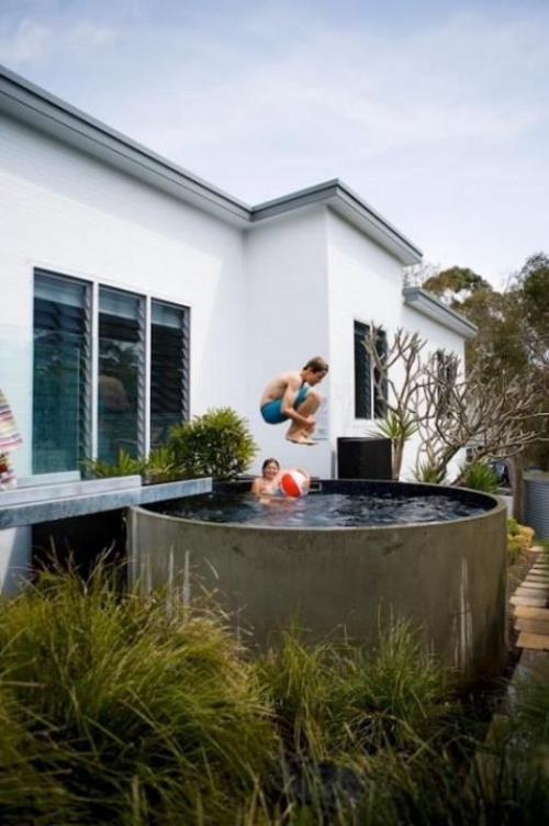 Okrągłe baseny ogrodowe brodzik nad ziemią dwoje dzieci bawiących się w wodzie