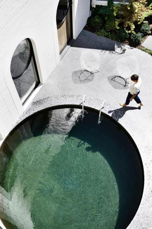 Okrągłe baseny ogrodowe okrągły basen zbudowany z betonu dookoła?