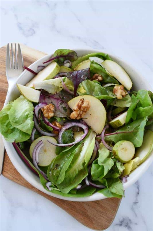 Salade de feuilles rouges, poires et noix Idées de recettes pour le brunch de Pâques