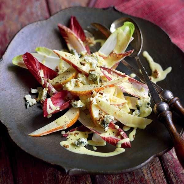 Salade de feuilles rouges, poires et noix