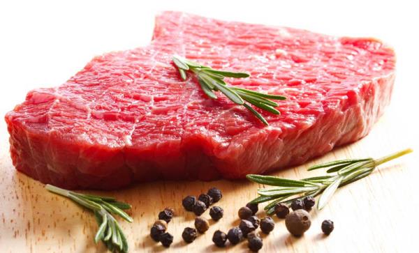 Poczucie zdrowia przeciwko zachciankom Świeże mięso dobry kawałek do grillowania lub gotowania