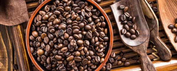 Ziarna kawy, palone na filiżankę pachnącego espresso, są zdrowe przeciwko zachciankom