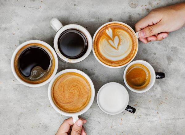 Czuć się w pełni zdrowym przeciw zachciankom różne filiżanki kawy różne rodzaje kawy