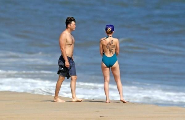 Scarlett Johansson Colin Jost en vacances à la plage aux Hamptons sur la plage de peau de pêche