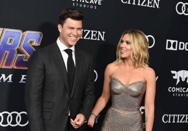 Le fiancé de Scarlett Johansson, Colin Jost, heureux ensemble lors d'un événement officiel