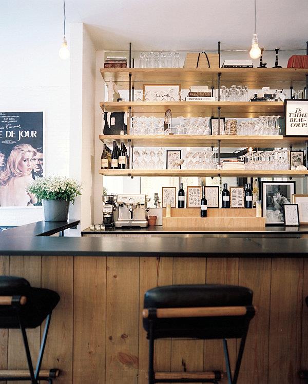 Idées chic de bar à la maison pour votre maison tabouret de bar intégré en bois en cuir
