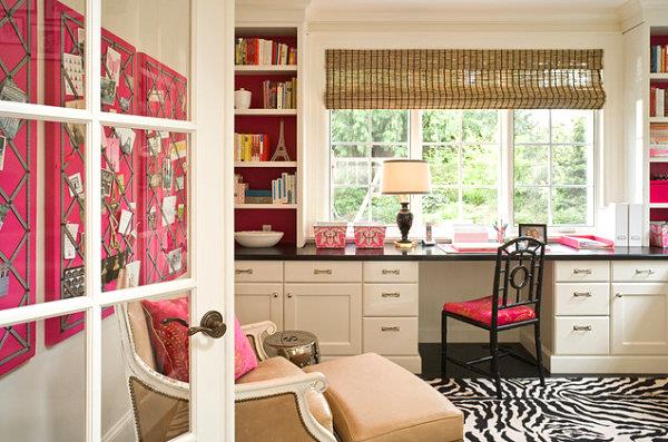 Elegancki wystrój biura domowego, tradycyjne okno dywanowe w paski zebry