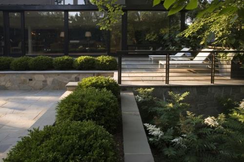 Belle conception de jardin et garde-corps d'arbustes d'aménagement paysager couché