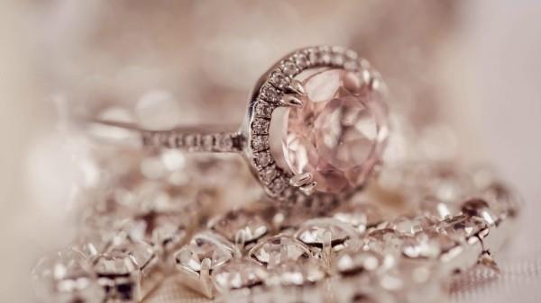 De beaux bijoux nettoient les bijoux en argent
